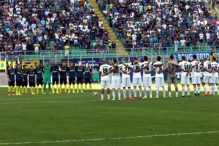 Prima del calcio di inizio Inter e Palermo osservano un minuto di silenzio in memoria delle vittime del terremoto che ha colpito il Centro Italia. Ansa
